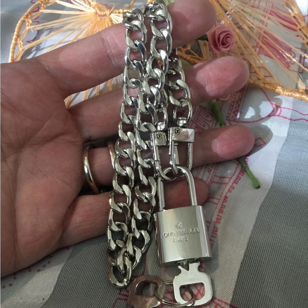 NWOT Louis Vuitton Silver Padlock & Key Set  Necklace #315